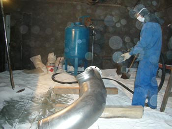 <img src="/uploadfile/image/20141113/20141113103954_80588.jpg" alt="工人在噴砂房里除繡"/>